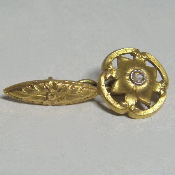 (c1304)Gemelos de oro con diseo floral.